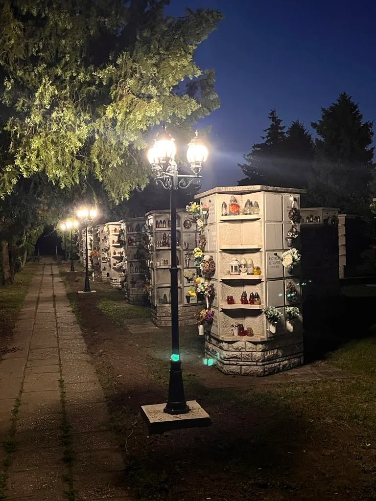 Működő parkvilágítás éjszaka